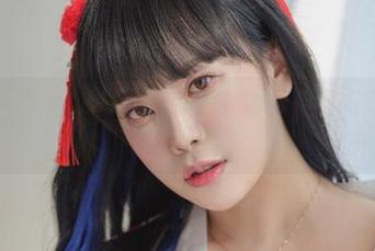 原图中的Dami(퀸다미)，礼服效果拔群，不得不感慨这衣服选得好！