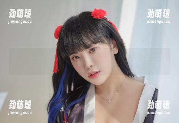 原图中的Dami(퀸다미)，礼服效果拔群，不得不感慨这衣服选得好！