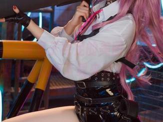 Natsuko夏夏子裸足的美图,反正就是妩媚得让人想下载来冷静一下。