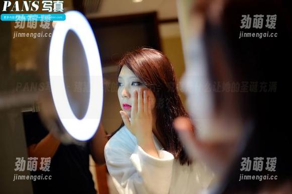 PANS写真 - 猪猪带来的最新照片：究竟是什么让她的圣诞充满了奇幻色彩？