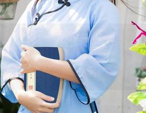 UGirls尤果网 – 乔依琳的职业装精选集：穿这一身，拿着咖啡的样子，心里是自信爆棚，外表却显得不那么行。