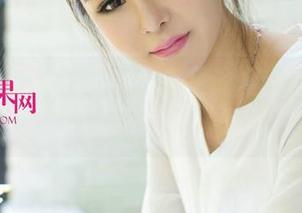 UGirls尤果网 – 办公室里的全套写真：张栩菲教你如何优雅“偷懒”。