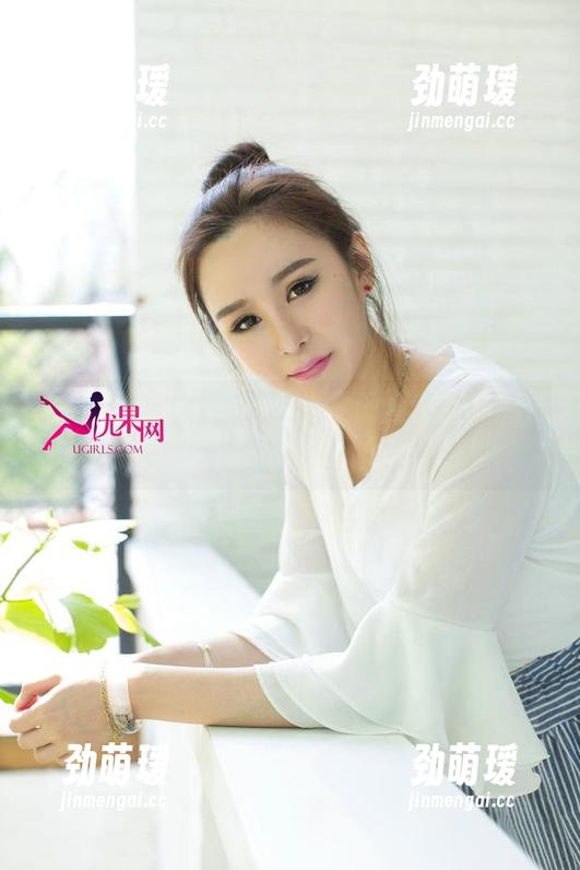UGirls尤果网 - 办公室里的全套写真：张栩菲教你如何优雅“偷懒”。