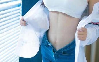 UGirls尤果网 – 飞Angelababy在泳池里的全套作品，水花四溅的同时，也飞扬着一丝暧昧的味道。