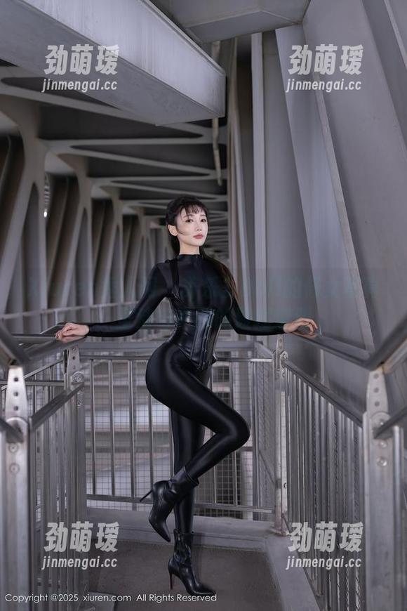 Xiuren秀人网 - 养乐多Doll的修女写真：圣洁与不羁的碰撞资源