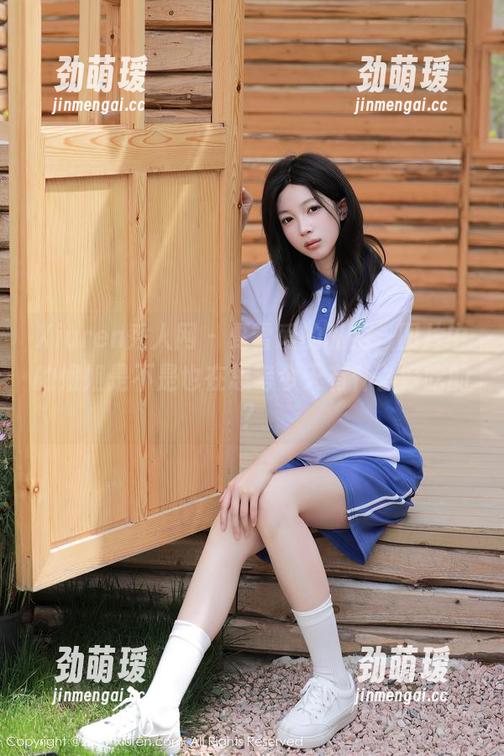 Xiuren秀人网 - 夏雪爱的私拍，图片中的姐姐是不是也在思考今天有什么好吃的？