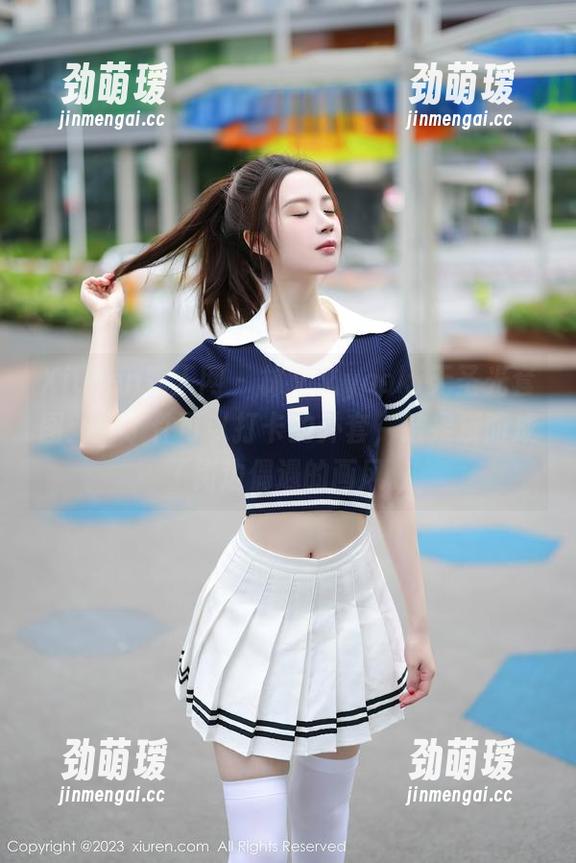 Xiuren秀人网 - 林文文yooki无圣光套图：穿了件可以打卡的外套，结果反而成了街边偶遇的画风。