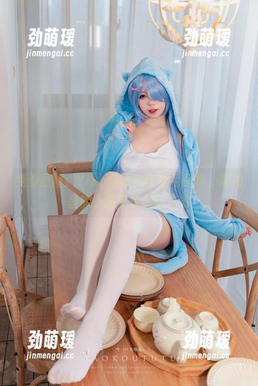 Yiko湿润兔 免费原图:Yiko湿润兔比基尼写真,眼神里的小秘密竟然这么多