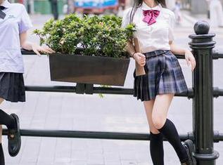 YouMi尤蜜荟 – 不想承认我变傻了，Yumi尤美水手服全套写真，竟然一秒让我迷失。