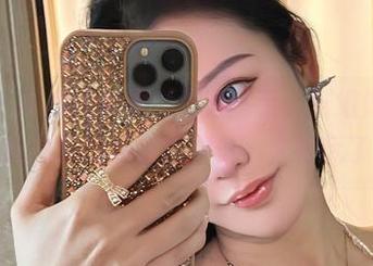 微密圈 – 不爱笑的赛琳真有一手，这组修女照片比我预想的要有趣得多，太好玩了！