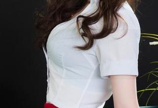 丽柜 – 一边翻着琳达的写真，一边探讨裤里丝的用处是什么