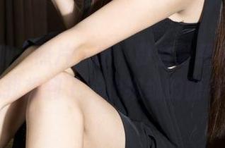 克拉女神 – 照片一出，静宜骨感素足，竟然让我想到了一根细细的面条……