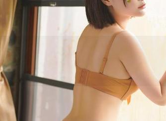 在千夜未来的灰丝里，我只看到高清壁纸里的那种微妙的颓废。