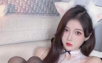 小小奶瓶儿的眼镜私拍原图,让你猜想她在思考什么