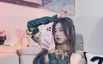 来看小小奶瓶儿穿上白开水毛衣的日常,竟然这么好看?