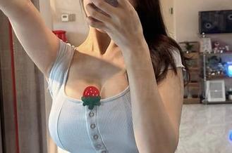 微密圈 – 图集精选，小玉吃果冻男友视觉：看一眼就懒得转头