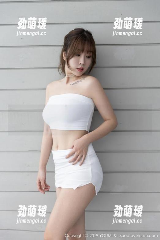 尤蜜荟 - 周大萌的短裙写真来啦，谁说裙子不能有性格？快来看看更新！