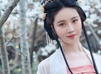 虽然年年Nnian说是在拍圣诞2022,其实这些图片更像是一场圣诞原则不符的狂欢!