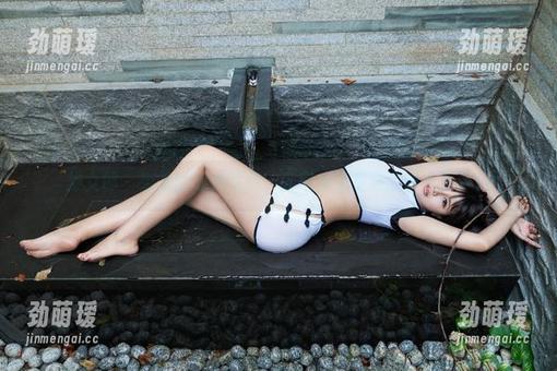推女郎 - 娜露的泳池写真：证明水不是她的唯一对手！