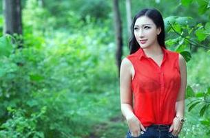 推女郎 – 集合全场目光，原图揭示王馨瑶的美足魔力。