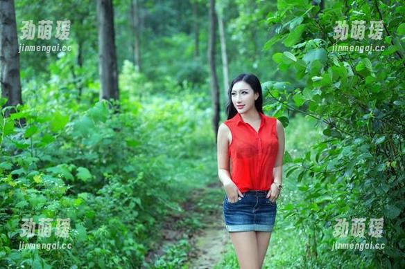推女郎 - 集合全场目光，原图揭示王馨瑶的美足魔力。