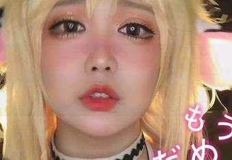 黑丝图包的椒妮佐仁实在是太迷人，瞬间让我想到了春天的阵阵风。