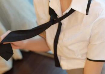 模范学院 – 看优优的礼服原图，竟让我想到了柔软和轻盈——图包简直是加倍的暧昧。