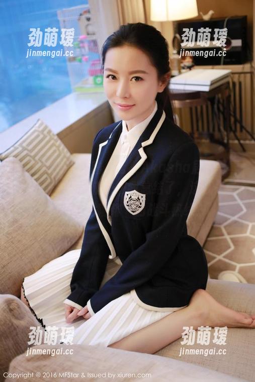 模范学院 - 哎呦，蓝夏Akasha居家写真，原图里的表情……我总结了，这就是‘我只想喝咖啡’的战斗热线。