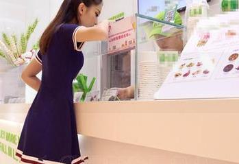爱丝 – 最新分享:何冉的美腿,清风徐来,是怎样的一种令人心动的存在?