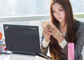 爱蜜社 – 看萌奈子的礼服美图合集时，我的目光一直移不到别处，直到没电的手机提醒我…
