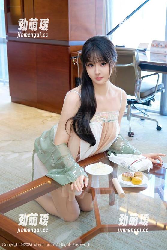 秀人网 - “校服”写真：FoxYini孟狐狸又来了，她就这么让人百看不厌吗？