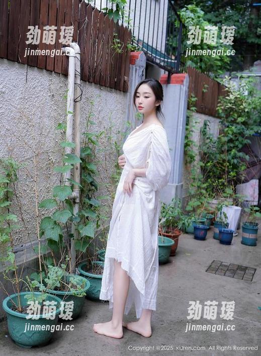 秀人网 - 原图就在这，夏馨瑶的“吊带”搭配让我想起了节日的欢乐追逐，哈哈，是不是我太脑补了？