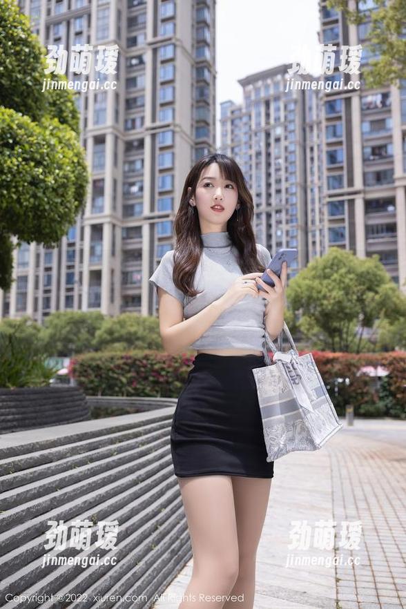 秀人网 - 泳池图册，徐微微mia太会玩了，我就站在边上看着她，努力不让自己走神