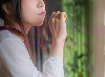 自闭颜球球的黑猫原图：这是隐秘的对比，还是意外的搭配？
