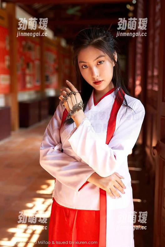 蜜桃社 - 裸足自由：爱丽莎Lisa与图库的“光脚”大冒险