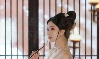 露儿大魔王和知己的双人写真,这组美图精选之下隐藏着城市轻松。