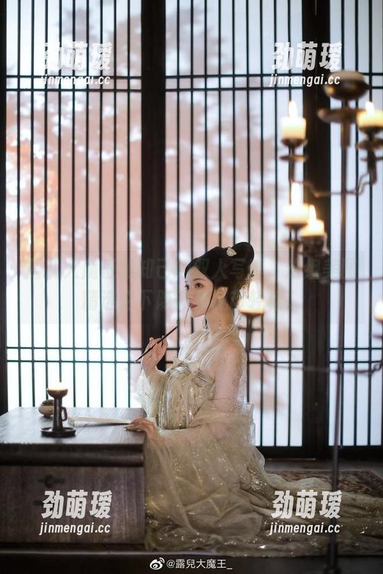 露儿大魔王 露儿大魔王和知己的双人写真,这组美图精选之下隐藏着城市轻松。