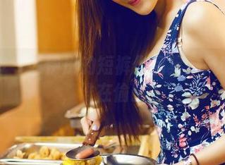 青豆客 – 赵伊彤的短裤作品集:风吹裙摆,谁在偷瞄?