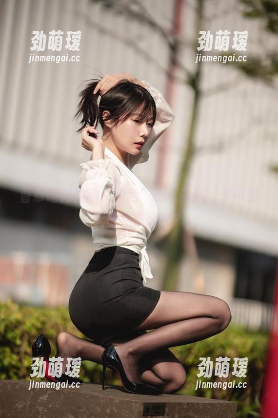 香草喵露露 香草喵露露的“粉色”cos画风,是不是欠缺点对比啊?