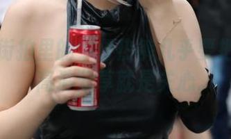 在魔镜街拍里的牛仔热裤几乎要把我迷倒，高清分享就是关心。