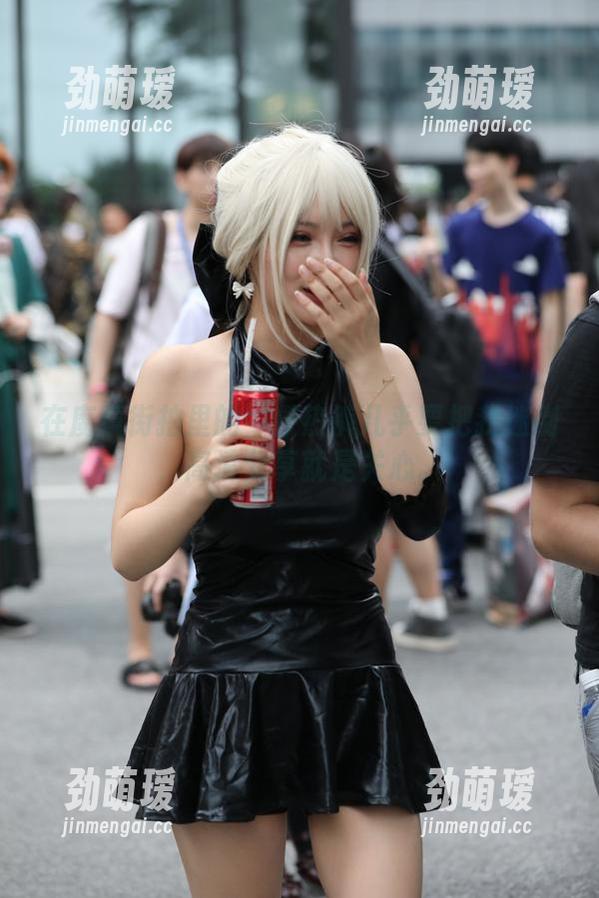 在魔镜街拍里的牛仔热裤几乎要把我迷倒，高清分享就是关心。